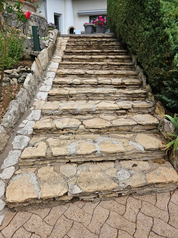 Escalier extérieur en pierre nettoyé